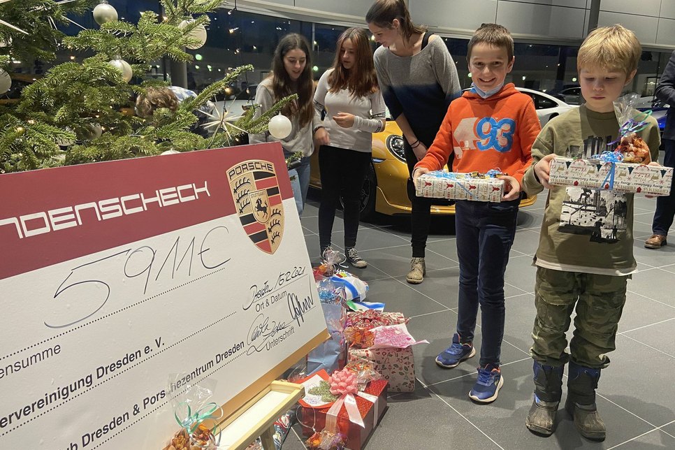 Schöne Geschenke und Geld für die Kindervereinigung gab‘s im Porsche Zentrum Dresden. Foto: Pfefferkorn