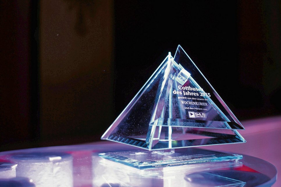 Der Gewinner der Leser- und Hörerwahl erhält diese Glaspyramide und 1.000 Euro, die gespendet werden. Foto: Stefan Peschel