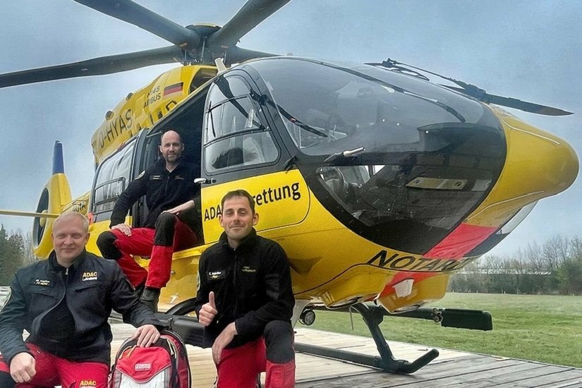 In Senftenberg gut gelandet: Die Crew von »Christoph Brandenburg« nach einem Einsatz vor dem neuen ADAC Rettungshubschrauber mit Fünfblattrotor, dem aktuell modernsten Rettungshubschrauber von Airbus Helicopters.
