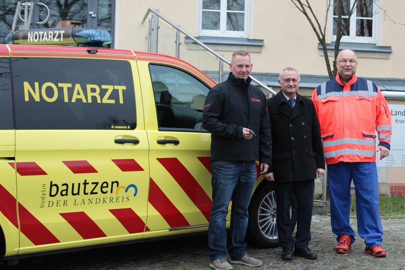 Ordnungsamstleiter Rene Burk (Mitte) übergibt das Notarzteinsatzfahrzeug an  die Falck Notfallrettung und Krankentransport GmbH Hamburg und den Standortleiter Oberarzt Dr. Tilo Driesnack (r.).