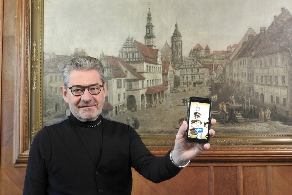 Pirnas Oberbürgermeister Klaus-Peter Hanke präsentiert die neue App »Canalettos Blick«.