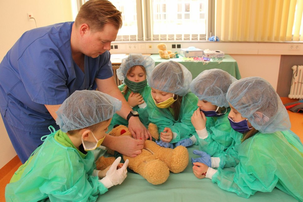 Mit Mundschutz, Haube und Handschuhen lernten 30 Vorschüler der Kita Naseweis spielerisch die Arbeit im Krankenhaus kennen.