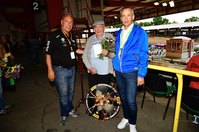 Eine verdiente Ehrung wurde zum Abschied dem Radsport-Senior Eberhard Pöschke 
zuteil, als er die Goldene Ehrennadel des BDR erhielt.