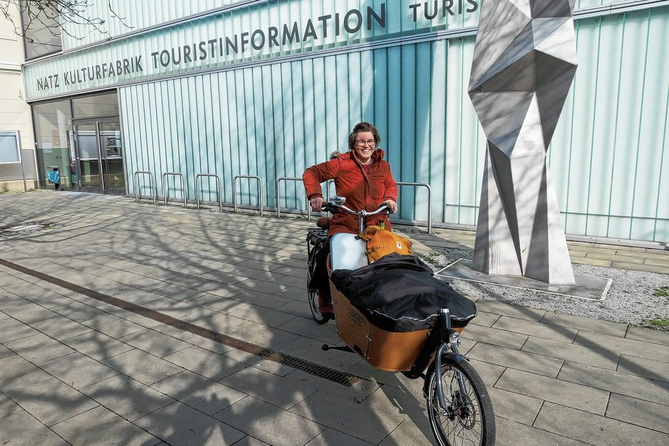 Julia Kieschnick auf Spritztour mit dem neuen Lastenrad der Kufa. Foto: Silke Richter