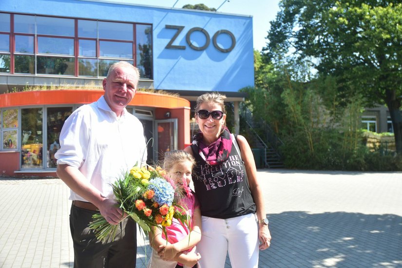 Zoodirektor Karl-Heinz Ukena spendierten den besonderen Gästen Blumen und eine Jahreskarte für den Zoo Dresden.
