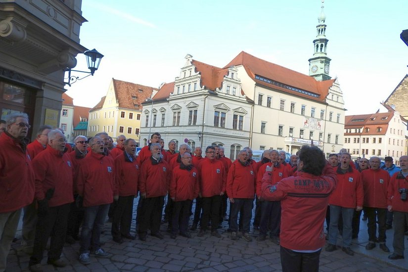 Die Sänger des Bergsteigerchores mitten in der Pirnaer Altstadt.