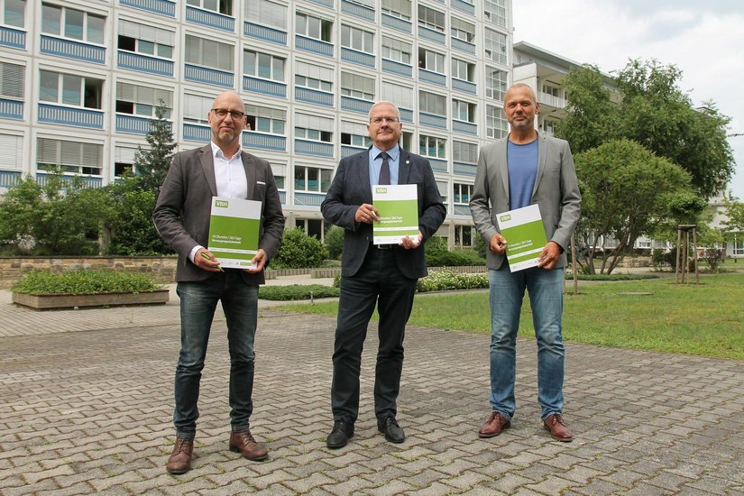 Mirko Papenfuß, Torsten Ruban-Zeh und Wolf-Thomas Hendrich mit den erneuerten Verträgen. Foto: Gernot Schweitzer