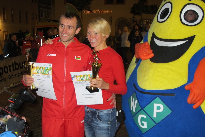 Die Dreifachsieger in der Geschichte des WGP-Citylaufes Pirna. Ilja Slawenski und Annett Finger mit dem Maskottchen der WGP „PIRnchen“.   Foto: Vogt