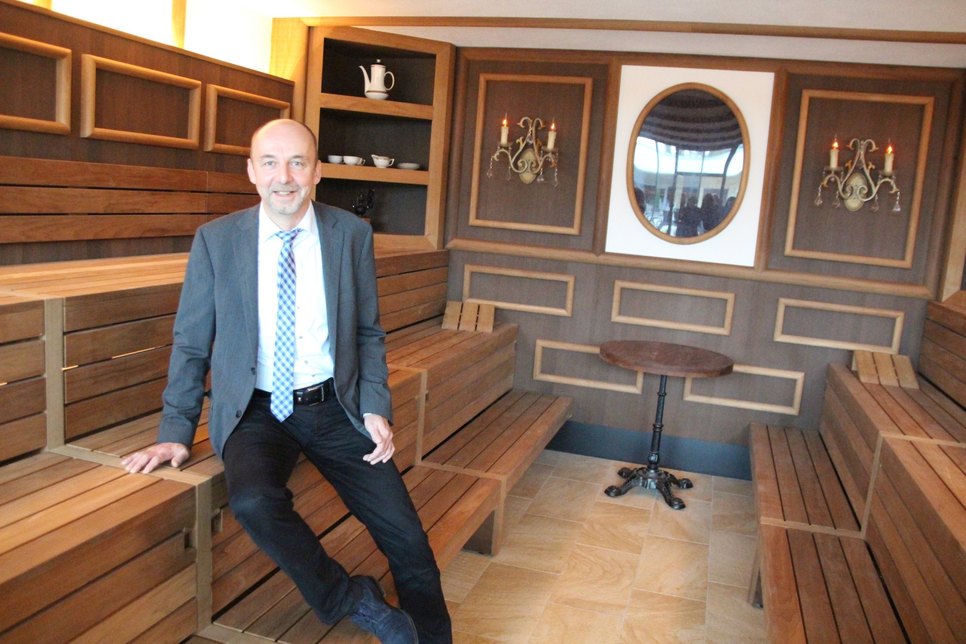 Matthias Waurick ist gespannt, wie die Dresdner die neue Saunalandschaft im Arnholdbad annehmen. Hier sitzt er in der Kaffeehaus-Sauna.