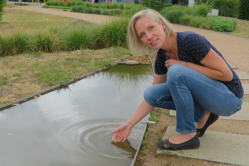 Julia Uebigau hat den gewissen Blick fürs Detail. Sie sieht, wenn Insekten Hilfe brauchen. In diesem Wasserbereich hatte sich eine kleine Biene verirrt und kämpfte um ihr Leben. Es fängt im Kleinen an, meint die 37jährige.