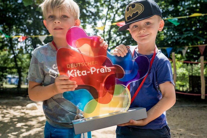 Stolze Kids mit der Trophäe. Foto: DKJS / F. Schmitt