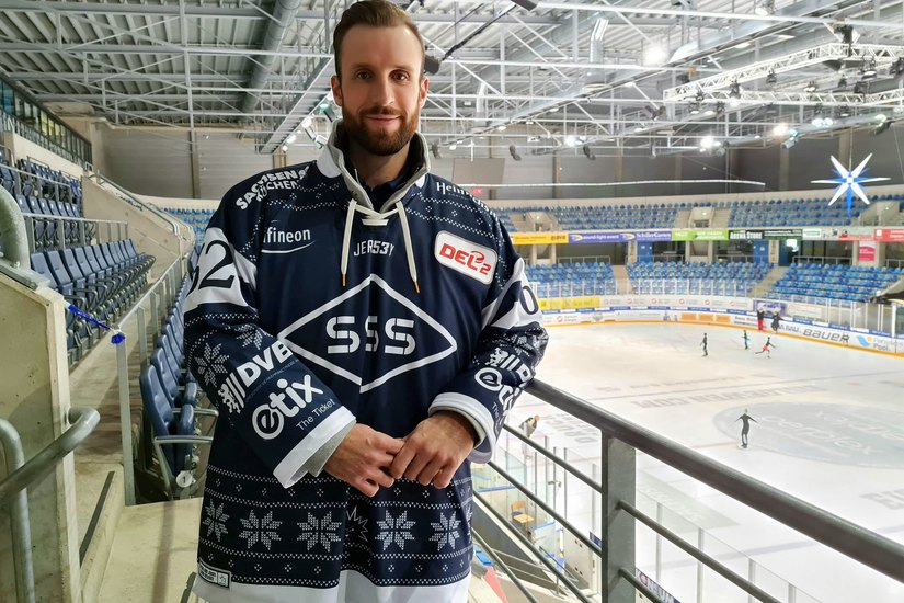 Eislöwen-Goalie Janick Schwendener in "seinem" Weihnachts-Trikot. Foto: Büttner