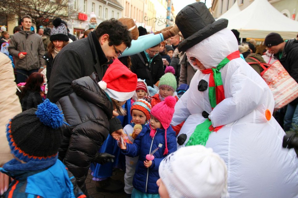 Kinochef Alexander Malt und Andree Schittko (alias Schneemann Olaf) zählen die Kinder im Eiskönigin-Kostüm. Foto/ Video: Farrar
