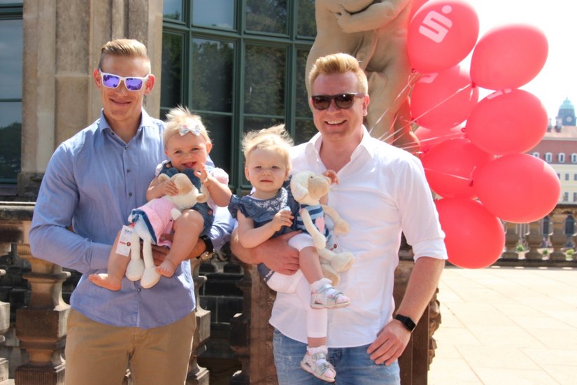 Karl Schulze mit Leni und Lars Wätzold mit Valentina führen die 12. Babyparade am 19. August an.