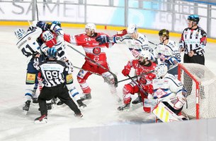 Spielszene: Eispiraten Crimmitschau vs. Dresdner Eislöwen
