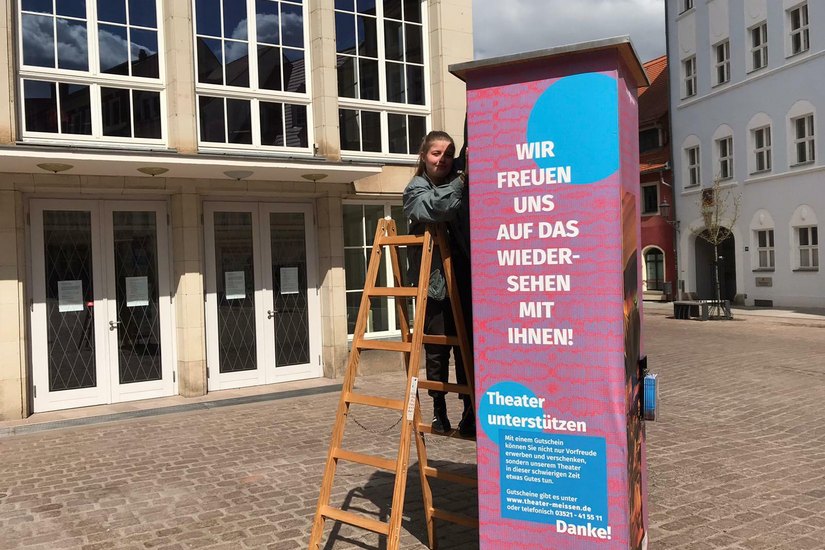 Tina Pohl, Bundesfreiwillige, führt einen Planenwechsel am Theaterturm durch. Foto Heiko Wolf