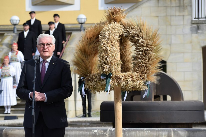 Bundespräsident Frank-Walter Steinmeier war zu Besuch in Schmochtitz. Dort wurde Ihm der Erntekranz feierlich übergeben. Die Veranstaltung wurde von einem Bauernprotest begleitet. Foto: spa