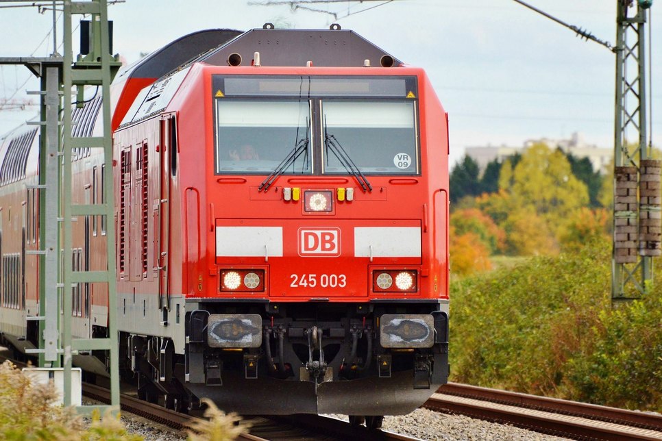 Schnelle Verbindungen, pünktliche Züge und mehr Platz in der Bahn sind die Ziele, die mit dem Projekt „i2030“ verfolgt werden. Foto: Pixabay/Capri23auto