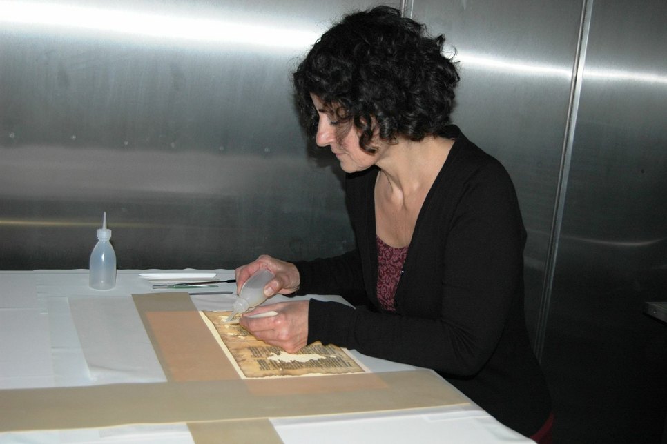 Rebekka Schulz arbeitet in der klimatisierten Restaurierungskammer an der Seite einer historischen Handschrift. Fotos: Pohl