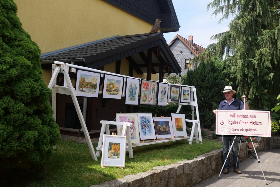 Der Initiator der »Offenen Ateliers«, Hans Müller, zeigt am 5. und 6. September unter anderem seine »Corona«-Werke in der Open-air-gallery in der Peitzer Ackerstraße 5. Foto: Müller