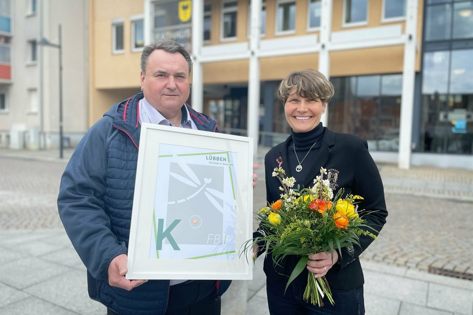 Melanie Brückner ist die neue Kämmerin der Stadt Lübben. Frank Neumann, der stellvertretende Bürgermeister, begrüßte sie an ihrem ersten Arbeitstag.
