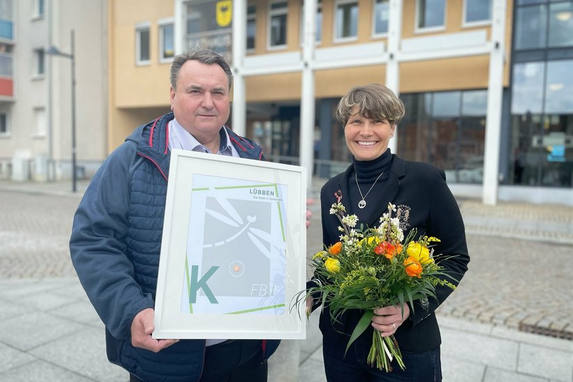 Melanie Brückner ist die neue Kämmerin der Stadt Lübben. Frank Neumann, der stellvertretende Bürgermeister, begrüßte sie an ihrem ersten Arbeitstag.
