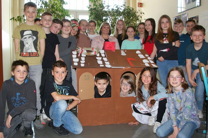 Die Schüler der 5b des Städtischen Gymnasiums Riesa haben gemeinsam mit ihrer Klassenlehrerin Christiane Pusch (M.) und mit Unterstützung der Kunstlehrerin Schmiedel ein Spielhaus gebaut.
