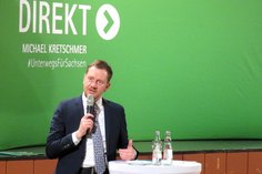 Zwei Stunden lang stand Ministerpräsident Michael Kretschmer in der Neustadthalle Rede und Antwort.