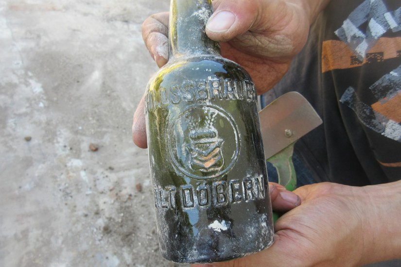 Fundstück: Flasche mit Aufschrift „Schlossbrauerei Altdöbern“. Foto: WIS Wohnungsbaugesellschaft im Spreewald mbH