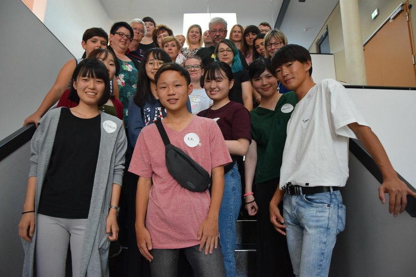 Wenige Tage nach Ankunft der japanischen Austauschschüler trafen sie sich mit ihren Gastfamilien zum Kennenlernen in der Kulturfabrik. (Foto: kd)