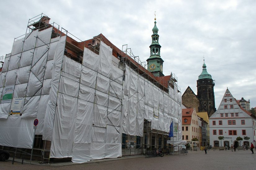 Christo war hier nicht am Werk, Das Rathaus wird renoviert. Foto: Wo