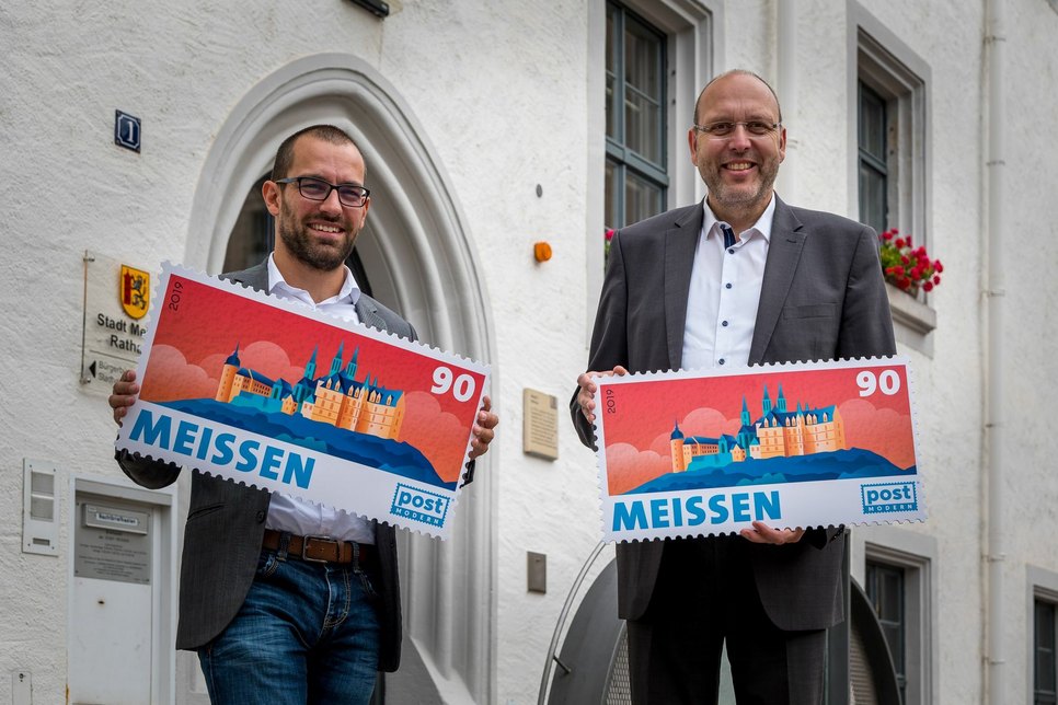 V.l.: Alexander Hesse, Marketingleiter PostModern, und Oberbürgermeister Olaf Raschke präsentieren die neue Briefmarke der Serie »Meine Region. Meine Heimat«. Foto: Geyer