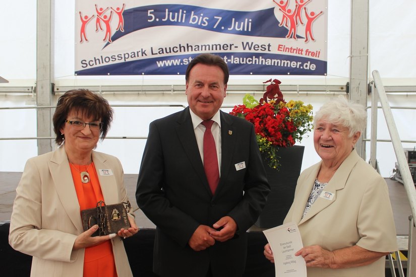 Bürgermeister Roland Pohlenz mit den Preisträgern Carola Werner (li.) und Ingeborg Mittag (re.) Foto: Stadt Lauchhammer