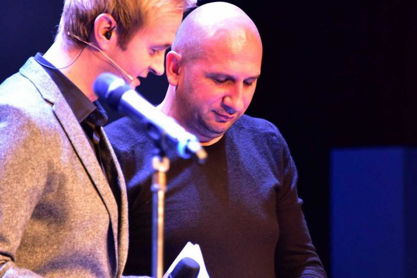 FCE Trainer Vasile Miriuta als "Glücksfee" für die Publikumspreise. Foto: Michael Helbig