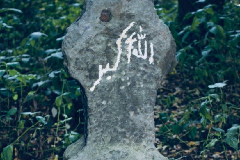 Steinkreuz auf dem Kohlberg mit tief eingeritztem Spruch. Foto: privat