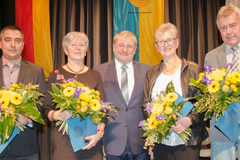 Bürgermeister Peter Mühle (Mi.) mit den Preisträgern v. li.: René Teich, Magdalena  Renner-Hirt, Inge Schröder und  Wolfgang Schultze. Foto: SV