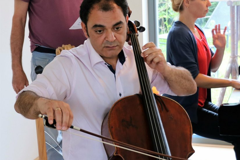 Nassib Ahmadieh, Cellist und Vorsitzender des Kulturvereins K3 Finsterwalde, hofft auf viele Unterstützer beim Benefizkonzert am 3. April in der Trinitatiskirche.