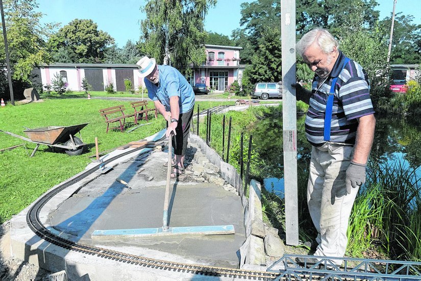Seit Wochen beschäftigt sich die regelmäßige Arbeitsgruppe Ü60 mit der neuen Anlage der »Gartenbahn« um den Teich im Sächsischen Feuerwehrmuseum in Zeithain. Premiere für den Feuerwehrlöschzug der Sächsischen Schmalspurbahn wird dann am 16. September zum Museumsfest sein.