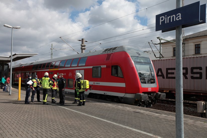 Einsatzkräfte im Bahnhof Pirna. Foto: Daniel Förster