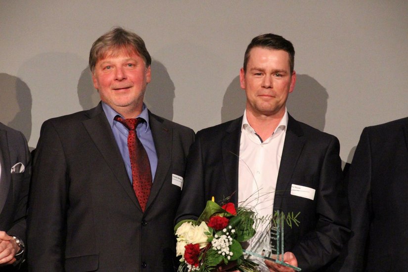 WochenKurier-Verlagsleiter Torsten Berge (links) konnte den Ehrenpokal für soziales Engagement an Kai Noack, den Projektleiter der Cottbuser Tafel, überreichen. Foto: jho