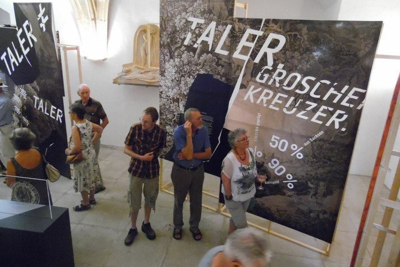 Besucher in der Ausstellung im Kapitelsaal des Stadtmuseums. Foto Wo