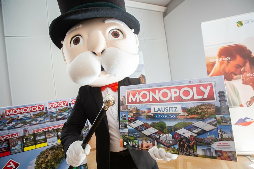 Das Monopoly Maskottchen "Rich Uncle Pennybag" darf natürlich bei der Präsentation nicht fehlen.