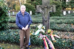 Klaus Fiedler vor dem Gedenkstein der Opfer von Krieg und Gewalt in Pirna.