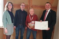 Landrat Udo Witschas (r.) überreicht die Urkunde zum Ehrenamt des Monats an Horst Völkl (2.v.r.) im Beisein von Vize-Bürgermeister Dr. Stephan-Markus Helbig und Dunja Reichelt.