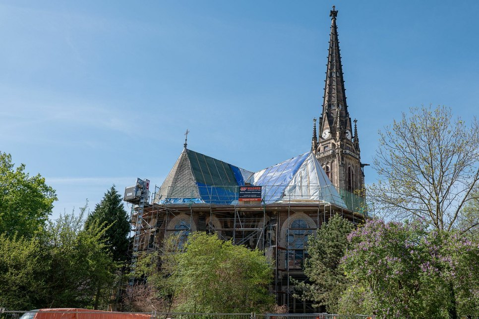 Dacharbeiten an der Johanneskirche sind in vollem Gange. Rissbildung und Hausschwamm werden beseitigt.  Foto: Geyer