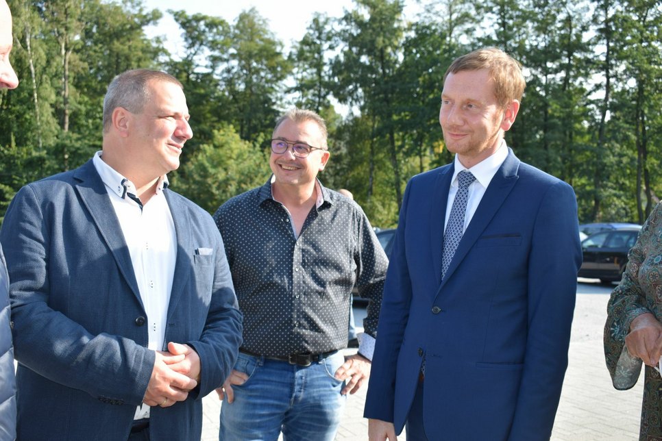 Bundestagskandidat Roland Ermer, Unternehmenschef Uwe Friedrich und der Ministerpräsident Michael Kretschmer (vl.) konnten sich intensiv austauschen. Foto: spa