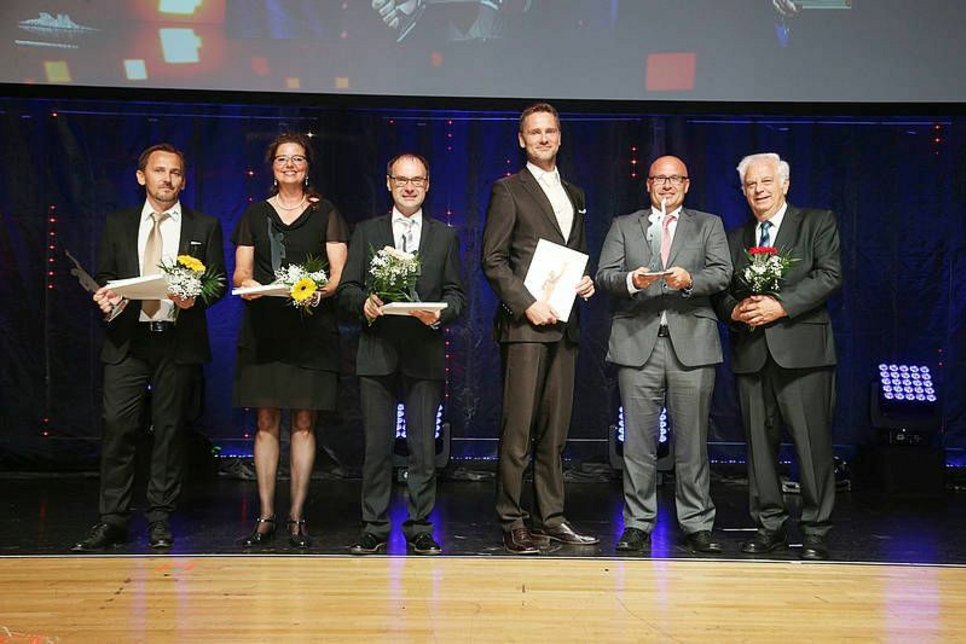 Für die Firma LKS Lausitzer Kabel Service GmbH nahm Daniel Niebuhr (li.), Geschäftsleitung der LKS GmbH, die Auszeichnung als Finalist entgegen. Foto: Boris Löffert, Quelle Oskar-Patzelt-Stiftung.
