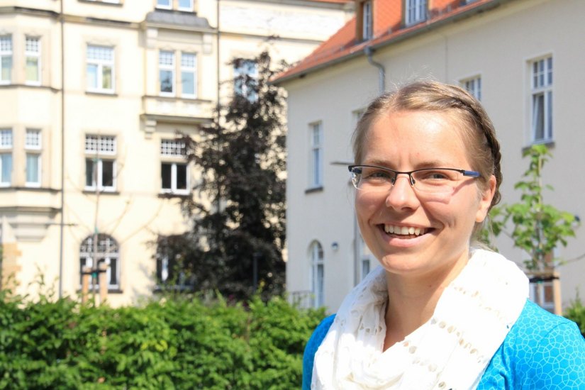Sanna Domaschk: In Dresden geboren, in Finnland aufgewachsen und in Radebeul seit einigen Wochen für Ausländer zuständig. 	   Foto: Schramm