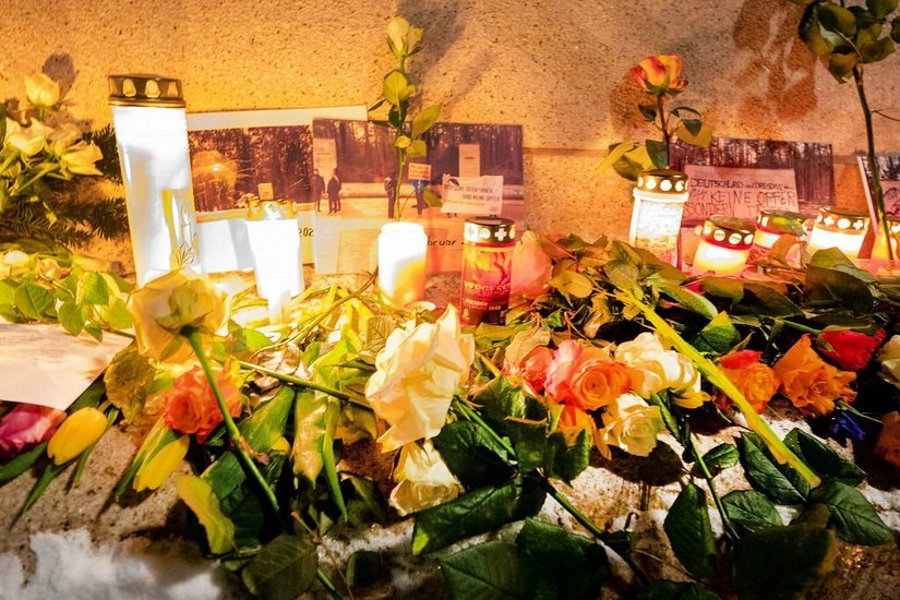 Zum Gedenken an die Zerstörung Dresdens am 13. Febraur 1945 werden an vielen Plätzen in der Stadt Kerzen angezündet und Blumen niedergelegt.