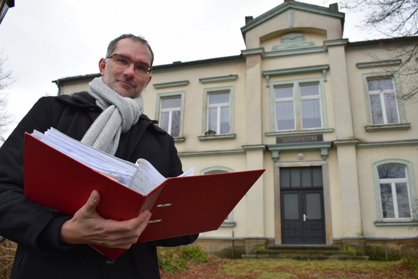 Rammenaus Bürgermeister Andreas Langhammer steht vor der ehemaligen Fichteschule, die mit einem neuartigen Konzept wiederbelebt werden soll.